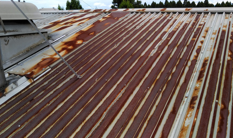 こちらの屋根は錆がすごいです